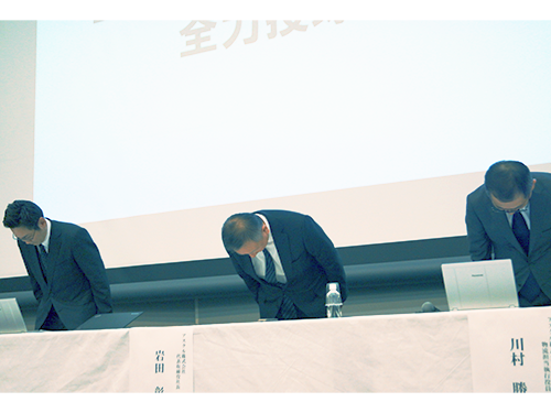 記者会見で謝罪する岩田彰一郎社長（中央）らアスクル幹部